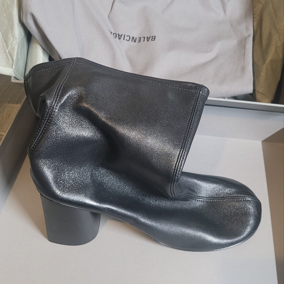 Balenciaga Round-Toe Glove Boots - Picture 4 of 8